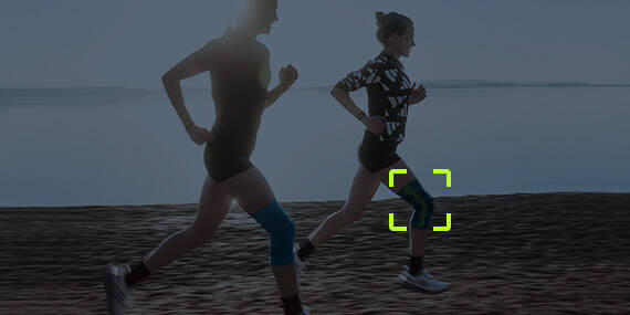 Zwei Läuferinnen mit Kniebandagen	 davor blauer Filter mit Darstellung eines Schmerzbereiches am Knie bei einer der Läuferinnen