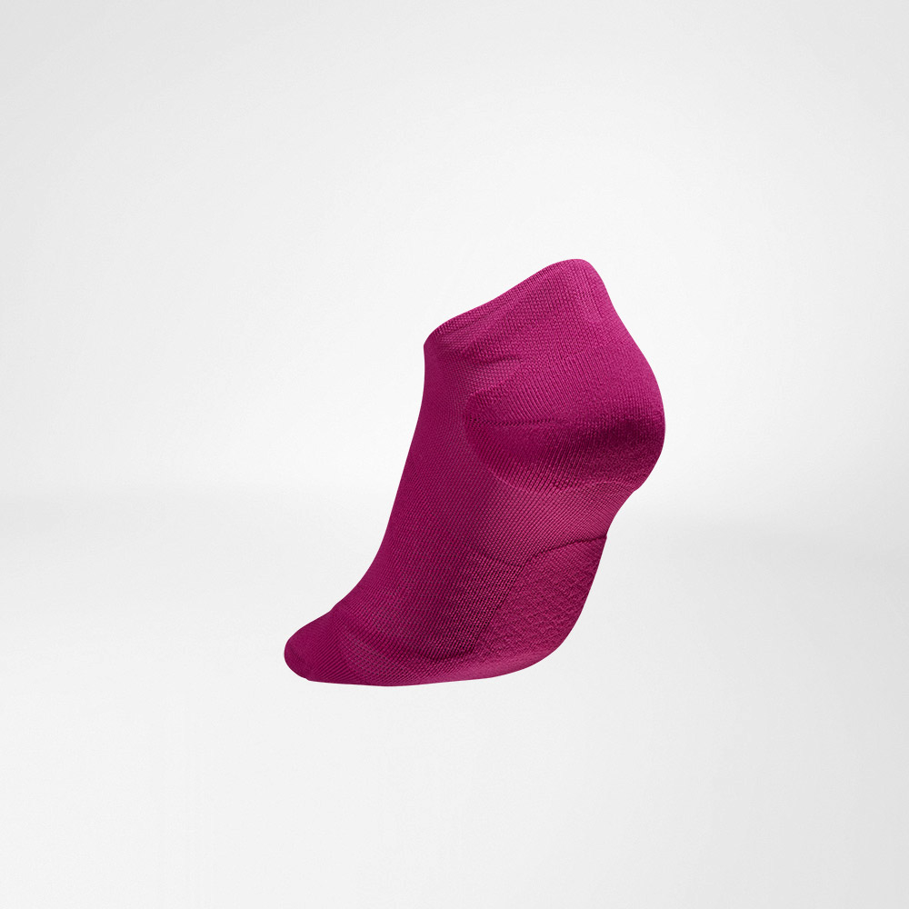 Kurze Sportsocken ultraleicht berry Hinteransicht schräg Seitliche Rückansicht der pinken kurzen leichten Laufsocke