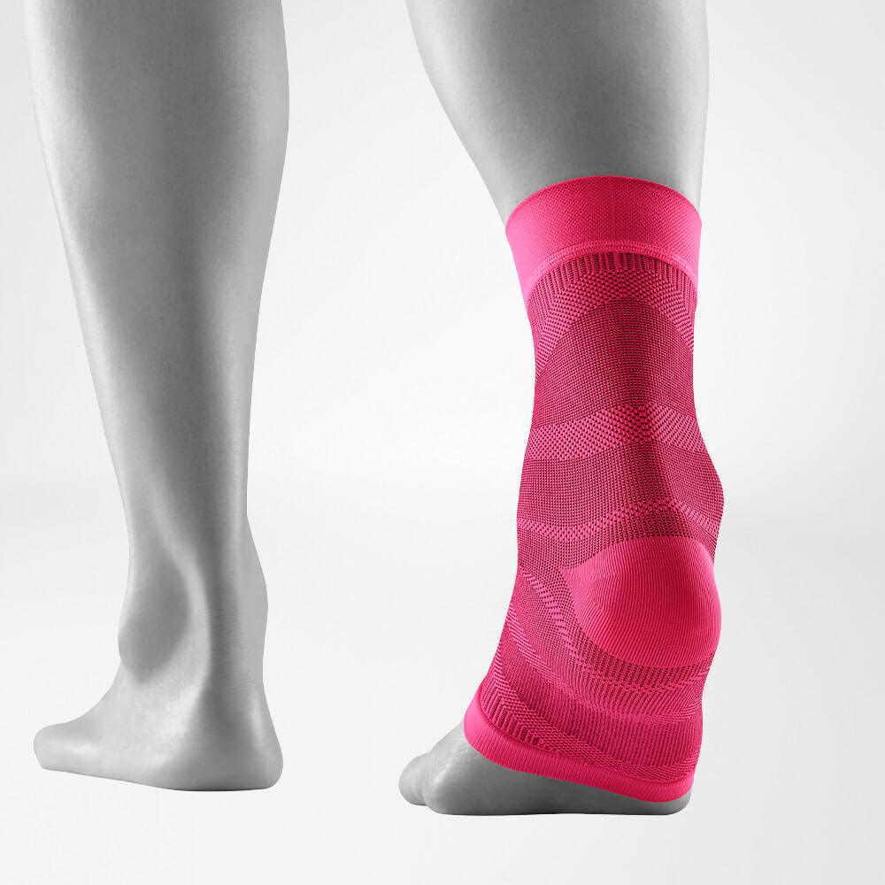 Sprunggelenksleeve pink Hinteransicht Rückansicht des pink-farbenen Sportsleeves für das Sprunggelenk