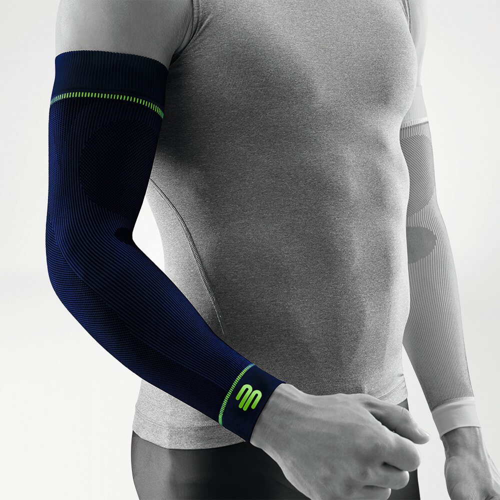 Arm Sleeve blau Vorderansicht schräg Komplettansicht des dunkelblauen Kompressions-Sleeves für den Arm am stilisierten grauen Körper