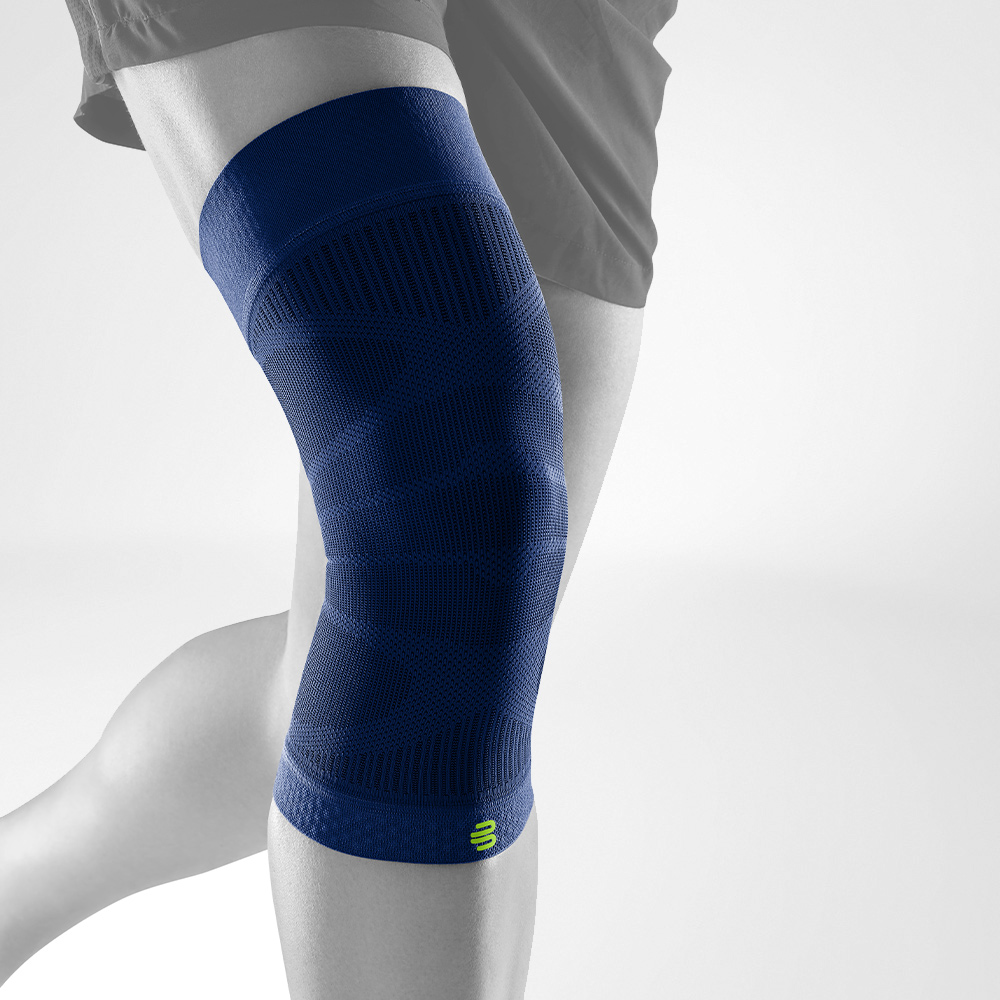 Komplettansicht des dunkelblauen Knee Sleeves an einem stilisierten grauen Bein