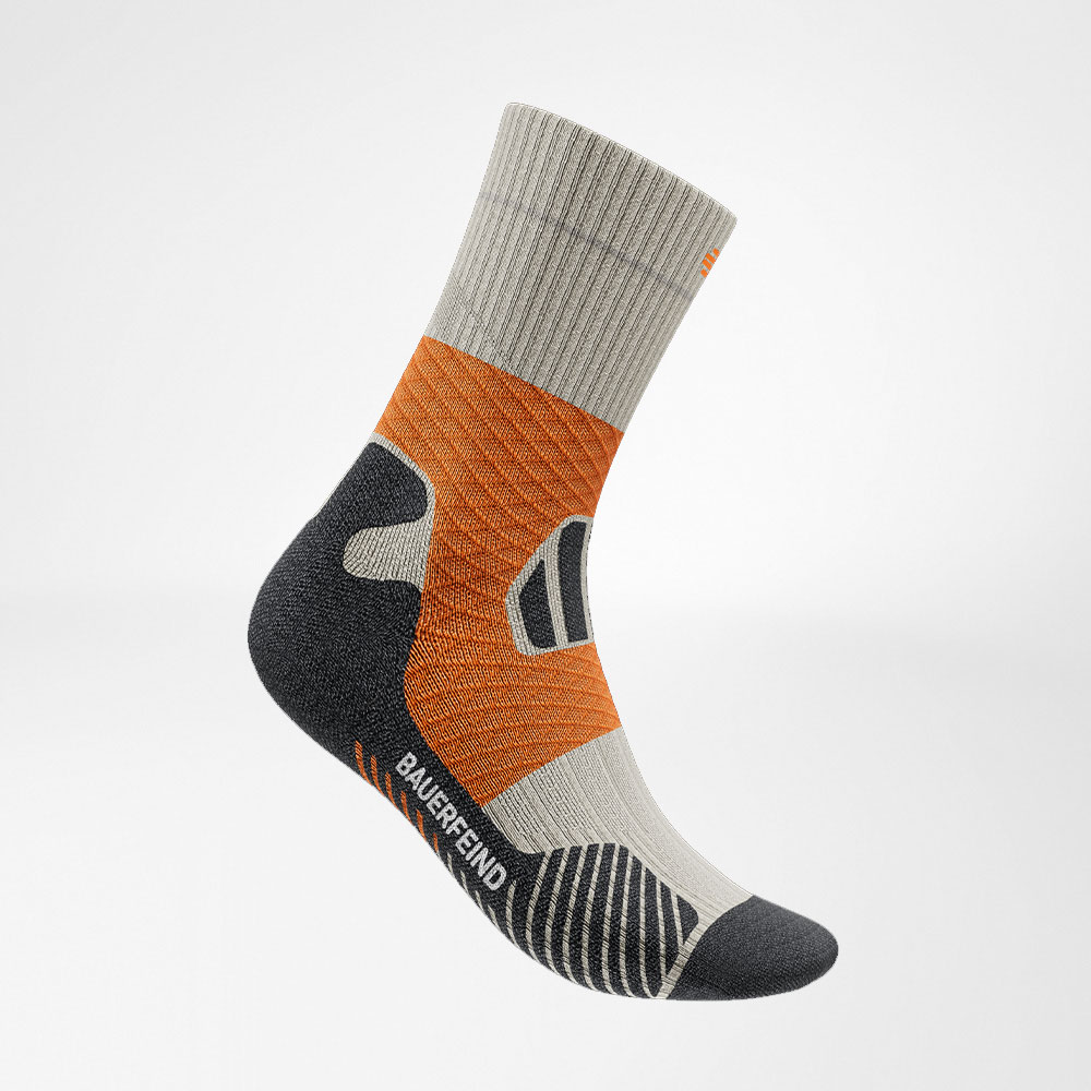 Mittellange Trailrun-Laufsocken grau-orange Seitenansicht Seitenansicht der grau-orangen mittellangen Trailrun - Laufsocken