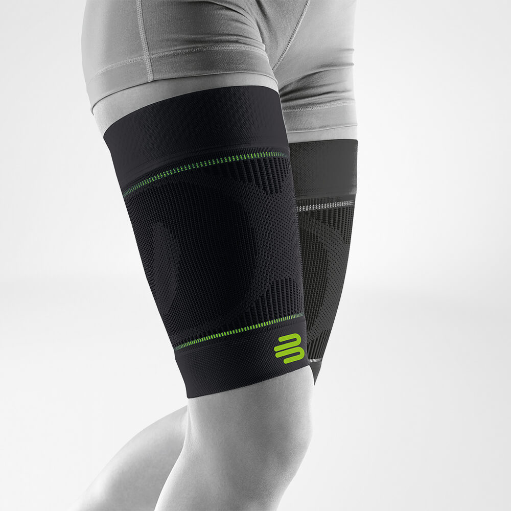 Oberschenkel Sleeves schwarz Vorderseite schräg Komplettansicht der schwarzen Oberschenkel Sport Sleeves am stilisierten grauen Bein
