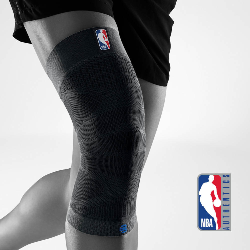 Knee Sleeve NBA schwarz Vorderansicht schräg Komplettansicht schwarzer Knee Sleeve NBA am stilisierten grauen Körper