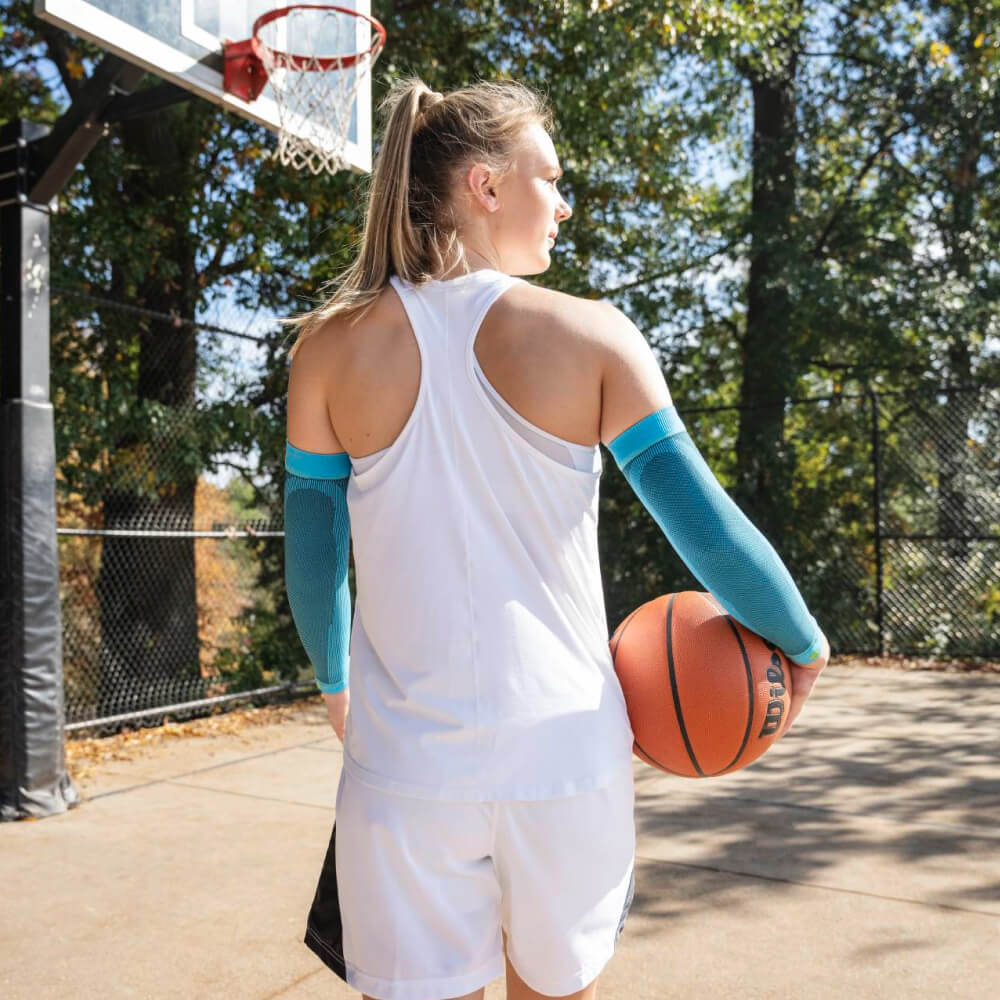 Arm Sleeve beim Basketball Basketballspieler Dirk Nowitzki mit Kompressions-Sleeve für den Arm