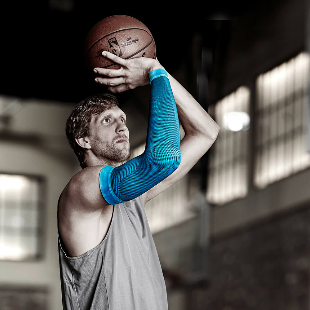 Basketballspieler Dirk Nowitzki mit Kompressions-Sleeve für den Arm