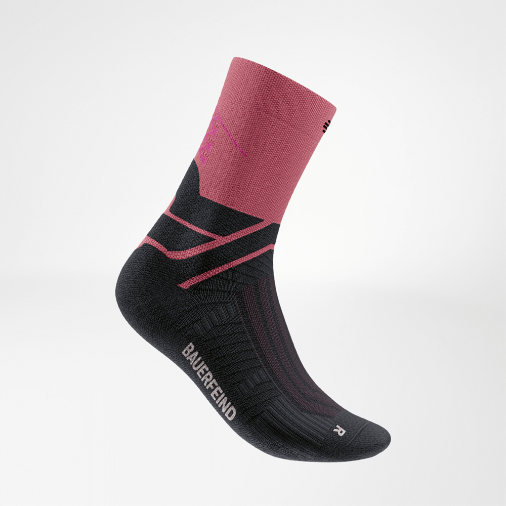 Laufsocke in Schwarz mit rotem Schaft und roten Verstärkungen. Das Bauerfeind-Logo ist auf der Seite erkennbar, die Infinity Zone unterstützt den Knöchelbereich.