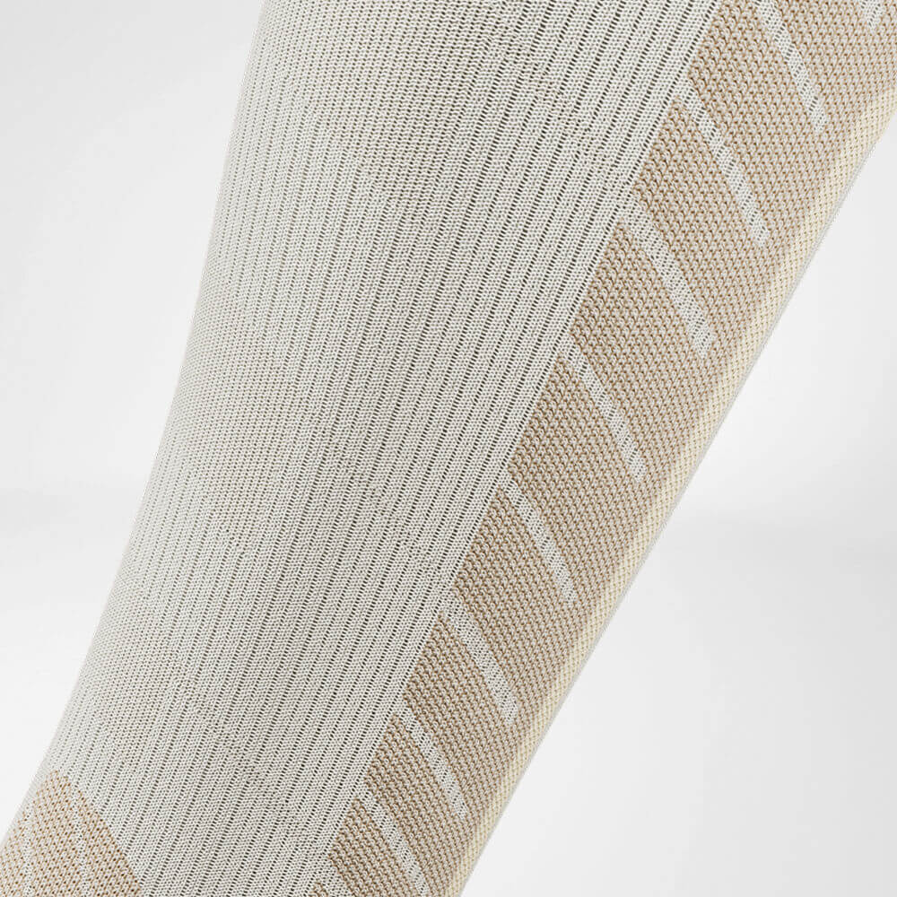 Skisocke Abfahrt mit Merinowolle beige Detail Compression Zone Detailansicht auf Wadenkompressionszone des beigen Sportsocken zum Skifahren mit Merinowolle