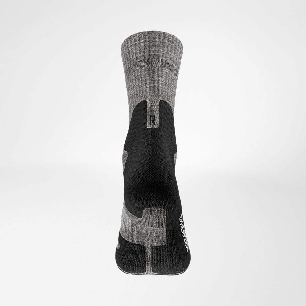 Mittellange Merino-Wandersocken hellgrau Hinteransicht Rückansicht der hellgrauem mittellangen Merino - Wandersocken
