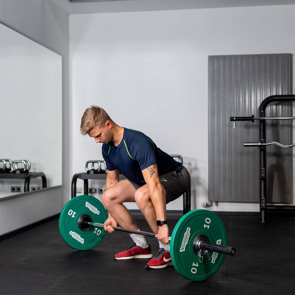 Mann im Fitnessstudio beim Kreuzheben mit einer Langhantel