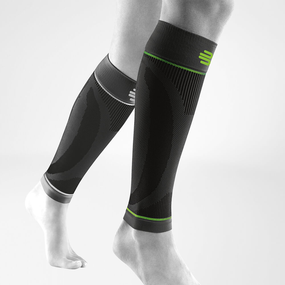 Komplettansicht der schwarzen Unterschenkel Sport Sleeves am stilisierten grauen Bein