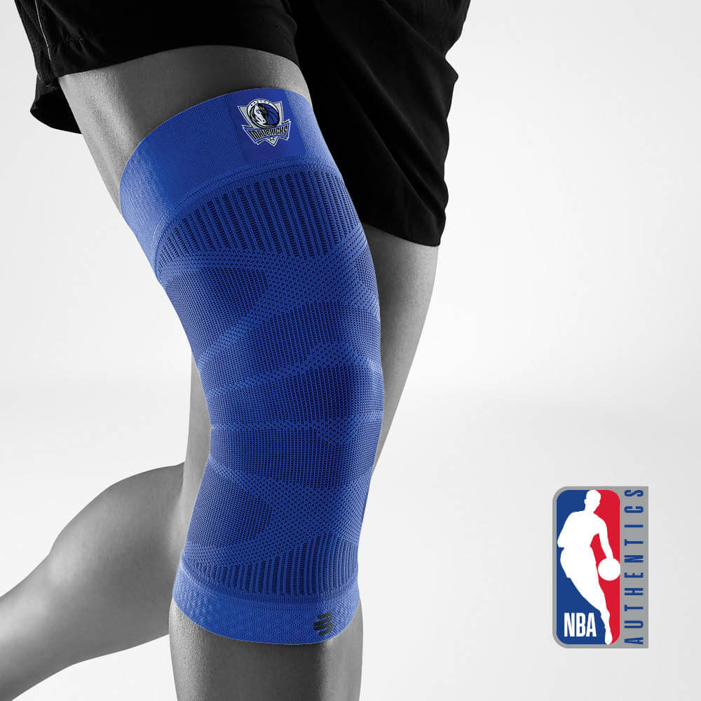 Knee Sleeve NBA Mavericks Vorderansicht schräg Komplettansicht Knee Sleeve NBA Mavericks am stilisierten grauen Körper