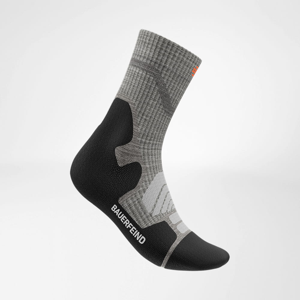 Mittellange Merino-Wandersocken hellgrau Seitenansicht Seitenansicht der hellgrauen mittellangen Merino - Wandersocken