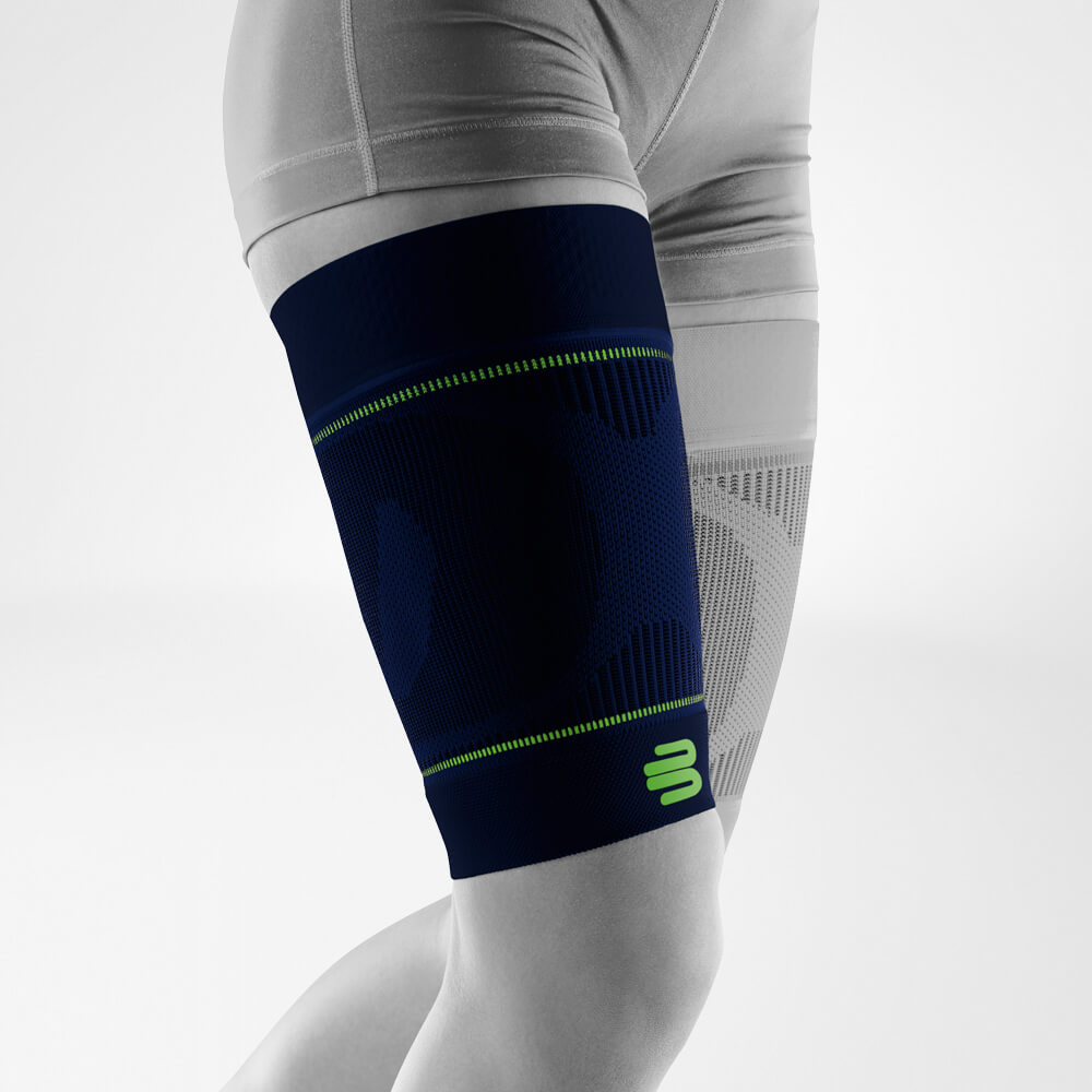 Oberschenkel Sleeves blau Vorderseite schräg Komplettansicht der blauen Oberschenkel Sport Sleeves am stilisierten grauen Bein