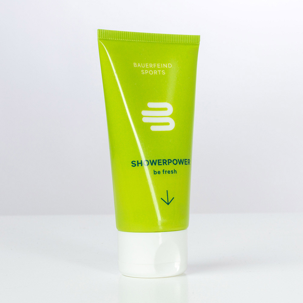 Frische im Fokus: Das Bauerfeind Sports ShowerPower Duschgel im Detail Studioaufnahme der grünen Bauerfeind Sports Duschgel-Tube "ShowerPower" mit dem Slogan "be fresh" auf weißem Hintergrund.