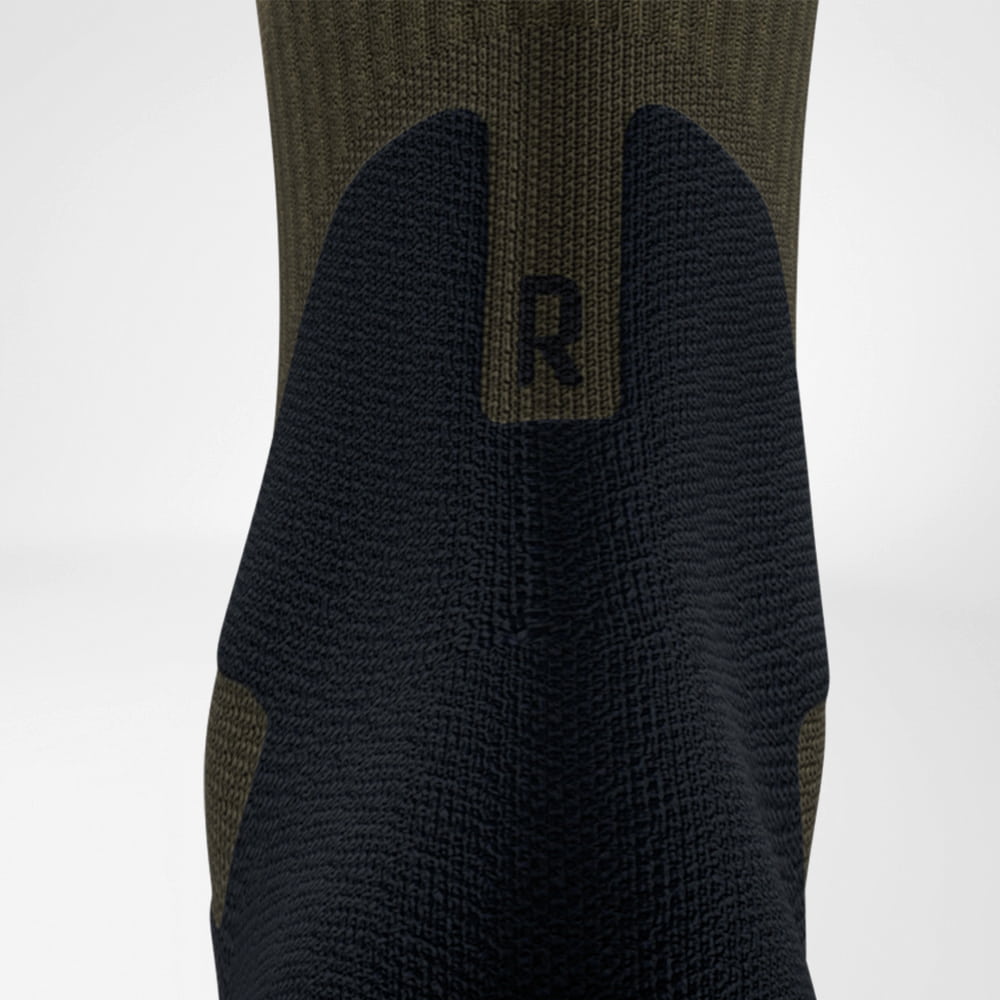 Merino-Wandersocken dunkelgrün Detail Achilles Comfort Detailansicht des Achillessehenbereiches der Merino-Wandersocken in dunkelgrün