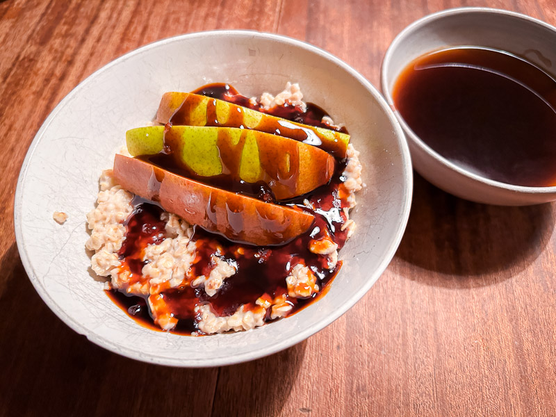Haferbrei mit Birnen und Sirup als Energiequelle für Carbo-Loading vor einem Halbmarathon. Ein Frühstück aus Haferbrei mit Birnen und Sirup, ideal für eine lang anhaltende Energieversorgung vor einem Halbmarathon. Dazu natürlich ein Kaffee.