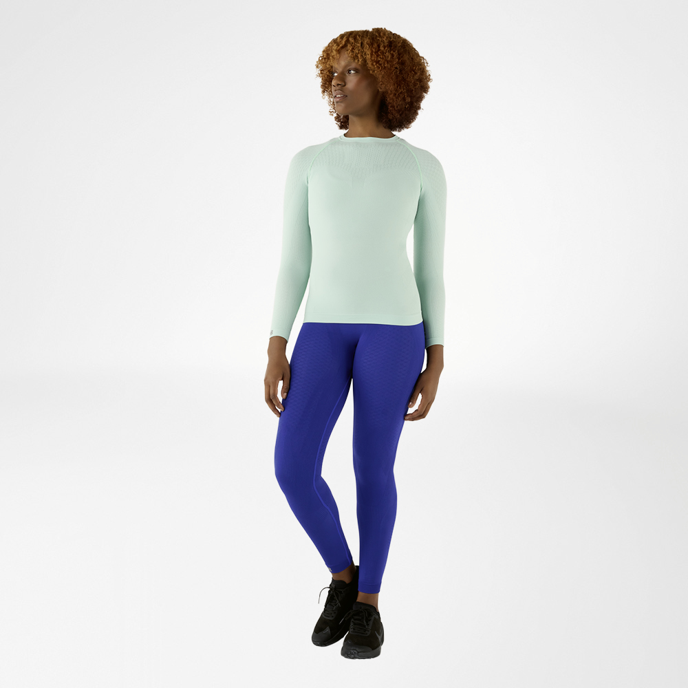 Kompressions-Langarmshirt und Kompressionshose in Blau - Vorderansicht Frau in blauem, eng anliegendem Langarmshirt und blauer Kompressionshose, Vorderansicht