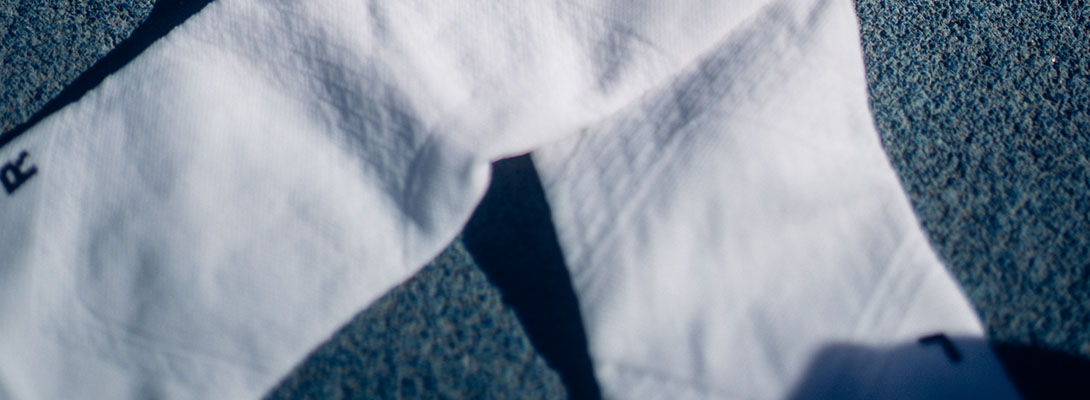 Mittellange Sportsocken ultraleicht weiß Detailaufnahme Detailansicht des Fussbereiches der rechten weißen mittellangen luftig gestrickten Laufsocken