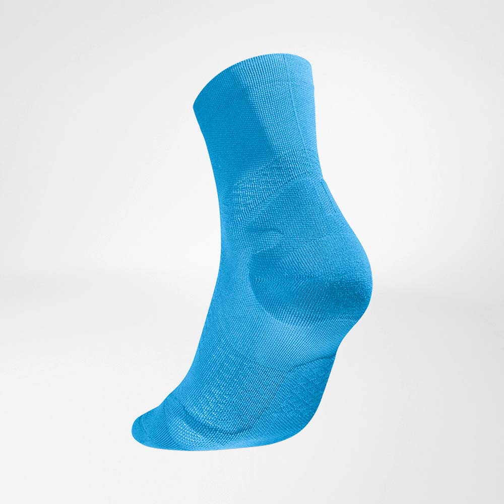 Seitliche Rückansicht der blauen mittellangen luftig gestrickten Laufsocken