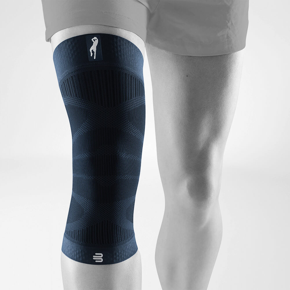 Knee Sleeve Dirk Nowitzki Vorderansicht Komplette Frontansicht der Knee Sleeves Dirk Nowitzki Edition am stilisierten grauen Körper