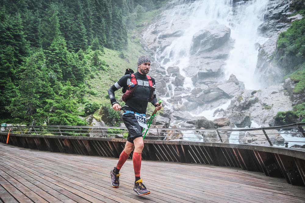 Lord Jens Kramer beim Ultrarunning auf einer Holzbrücke vor einem Wasserfall