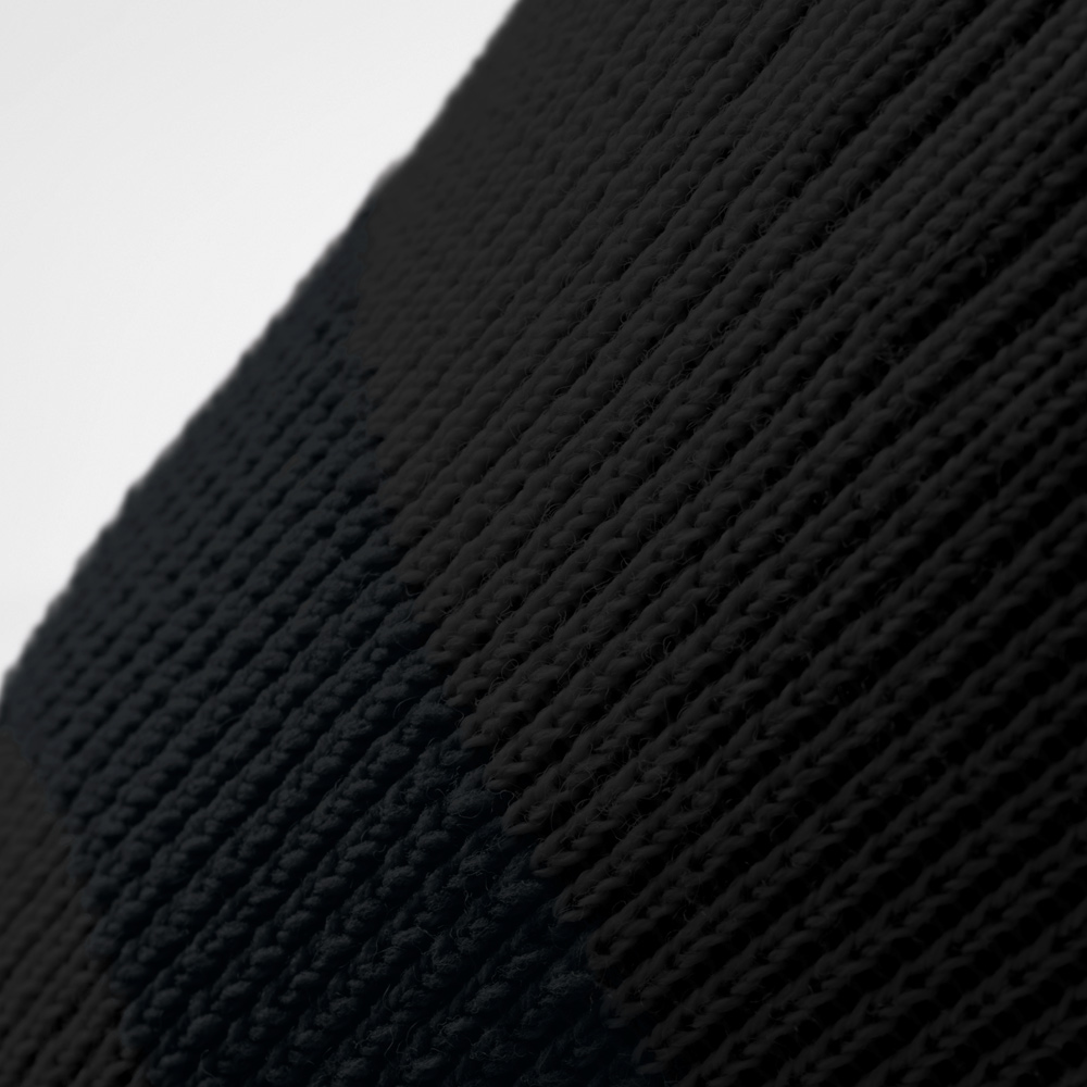 Schwarze Kniebandage in starker Nahaufnahme. Die feine Struktur des gestrickten Materials verdeutlicht die robuste Verarbeitung, die Halt und Flexibilität bei Bewegung im Freien unterstützt.