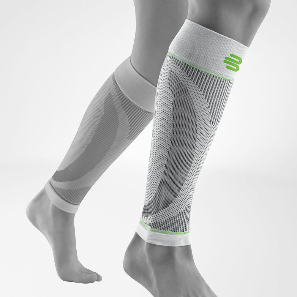 Komplettansicht der weißen Unterschenkel Sport Sleeves am stilisierten grauen Bein