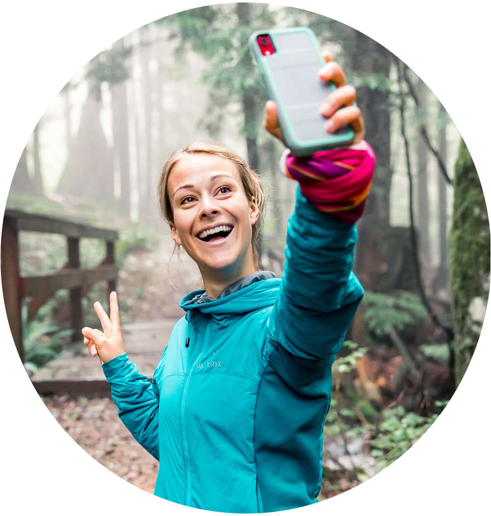 Kreisrundes Bild von Influencerin Hailey van Dyk bei einem Selfie im Wald