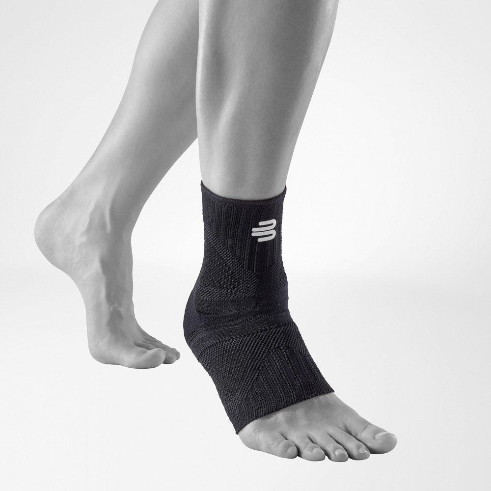 Vordere Komplettansicht der allblack-farbenen Ankle Support Dynamic am stilisierten grauen Bein