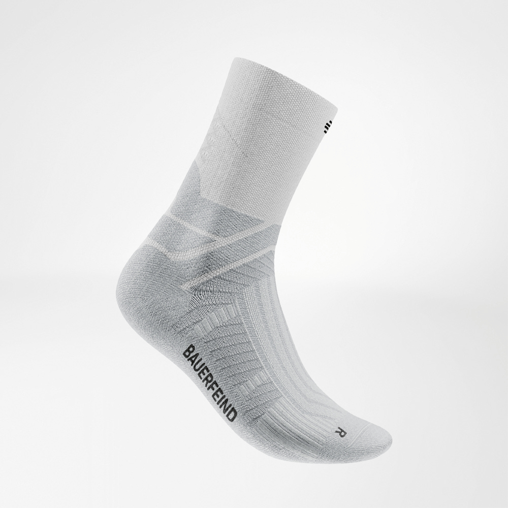 Detailansicht einer weißen Bauerfeind Run Performance Midcut Socke mit sichtbaren Zonenstrukturen und schwarzem Logoaufdruck an der Seite.
