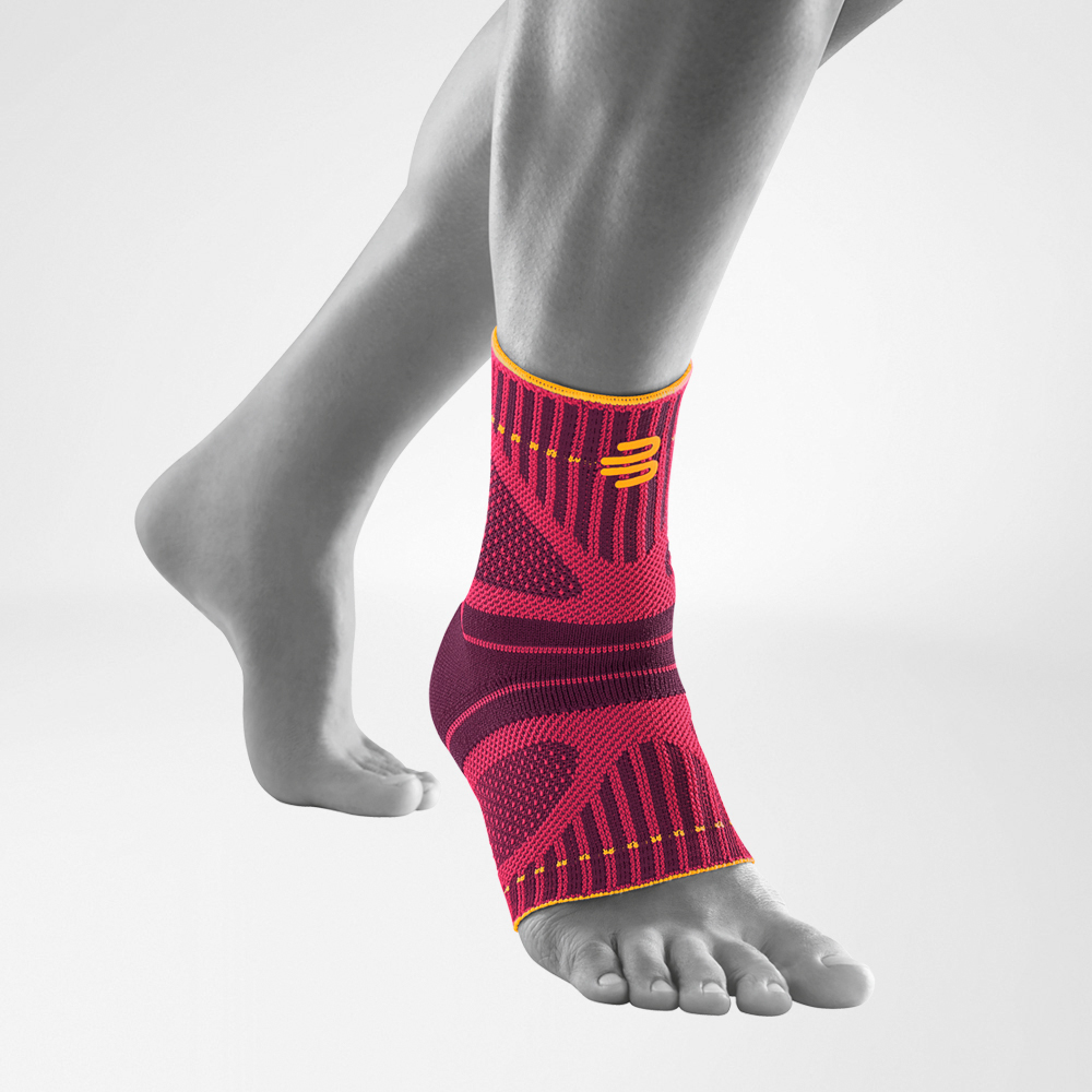 Sprunggelenkbandage pink Vorderansicht schräg Vordere Komplettansicht der pinken Ankle Support Dynamic am stilisierten grauen Bein