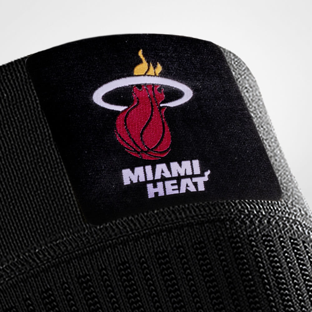 Knee Sleeve NBA Heat Detail Logo Fokus Miami Heat Logo auf dem Knee Sleeve NBA