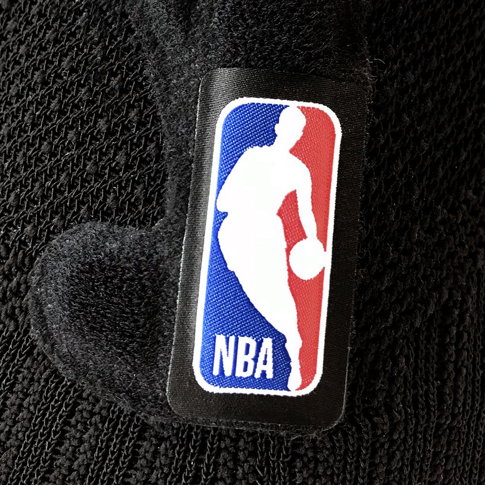 Nahaufnahme der NBA Logos auf der schwarzen Sports Knee Support NBA