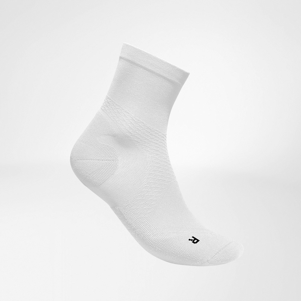 Mittellange Sportsocken ultraleicht weiß Seitenansicht Seitliche Komplettansicht der weißen mittellangen luftig gestrickten Laufsocken