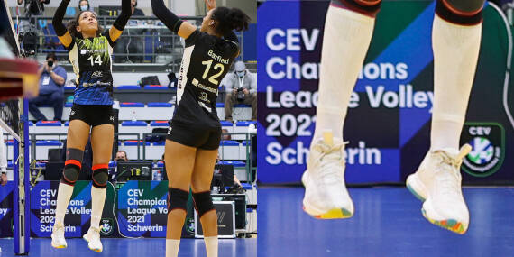 Die extra Power für Deinen Angriffsschlag: unsere Sports Compression Sleeves Lower Leg Zweigeteiltes Bild: Zwei Volleyballerinnen am Netz beim Vorbereiten eines Angriffs links	 Nahaufnahme der Unterschenkel mit weißen Waden-Sleeves rechts