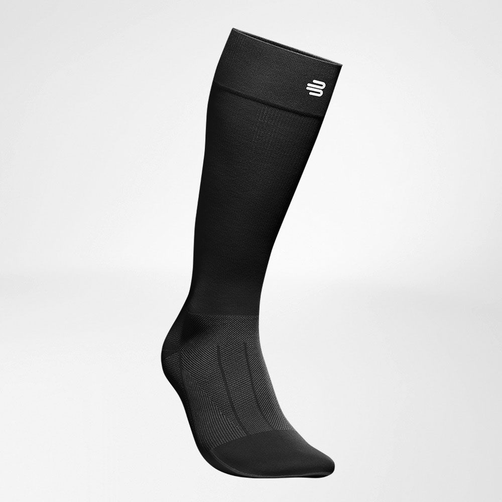 Kompressionssocken Regeneration schwarz Vorderansicht schräg Komplettansicht des Sportsocken zur Regeneration seitlich von vorn