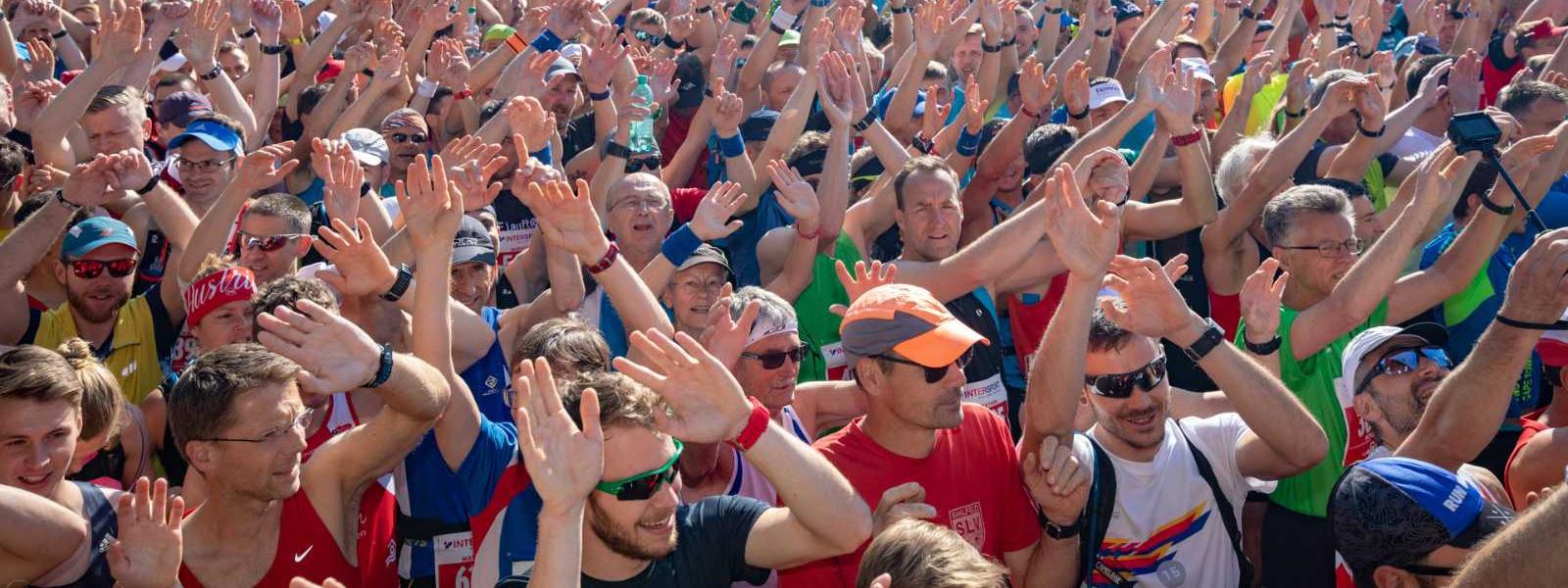 Jubel vor dem Start Momentaufnahme von Läufern des Rennsteiglaufs vor dem Start