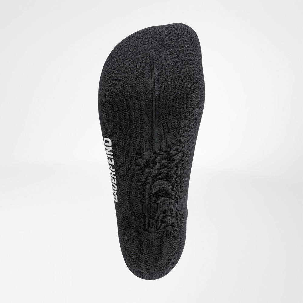 Strukturierte Fußsohle Detaillierte Unteransicht der schwarzen Run Performance Low Cut Socks von Bauerfeind mit strukturierter Fußsohle zur Unterstützung der Fußgewölbe.