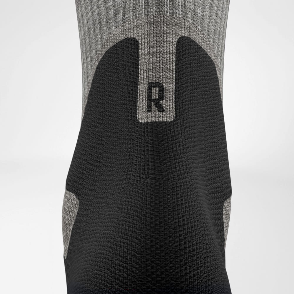 Mittellange Merino-Wandersocken hellgrau Detail Achilles Comfort Detailaufnahme der Achilles Comfort Zone der hellgrauem mittellangen Merino - Wandersocken