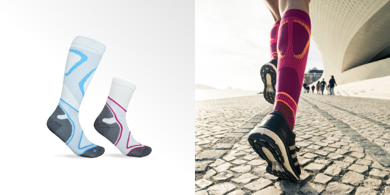 Zweiteiliges Bild mit weißen Run Performance Laufsocken links und der pinken Socke am Körper eines Läufers aus Froschperspektive rechts