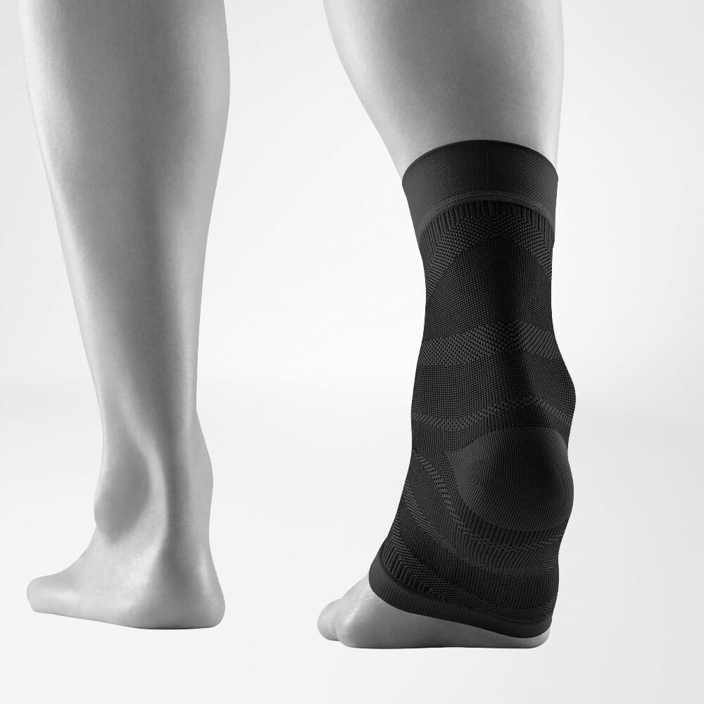 Sprunggelenksleeve schwarz Hinteransicht Rückansicht des schwarzen Sportsleeves für das Sprunggelenk