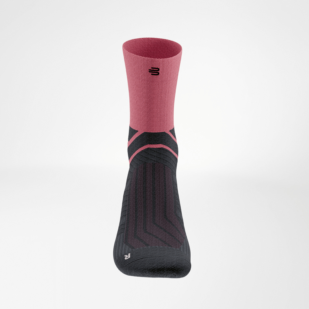 Run Performance Midcut Socks in Rot, frontal abgebildet mit schwarzem Fußteil und atmungsaktiven Zonen, optimiert für dynamisches Laufen.