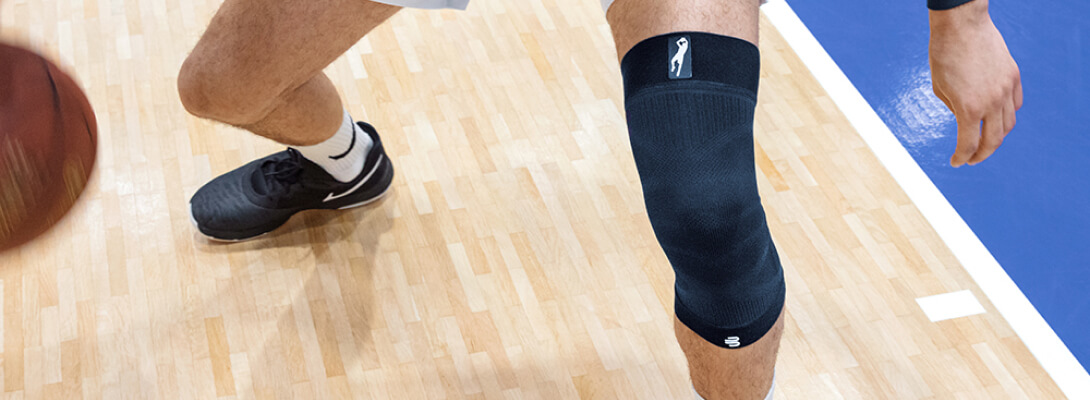Detailansicht auf die Beine eines Basketball spielenden Mannes der einen Knee Sleeve Dirk Nowitzki Edition trägt