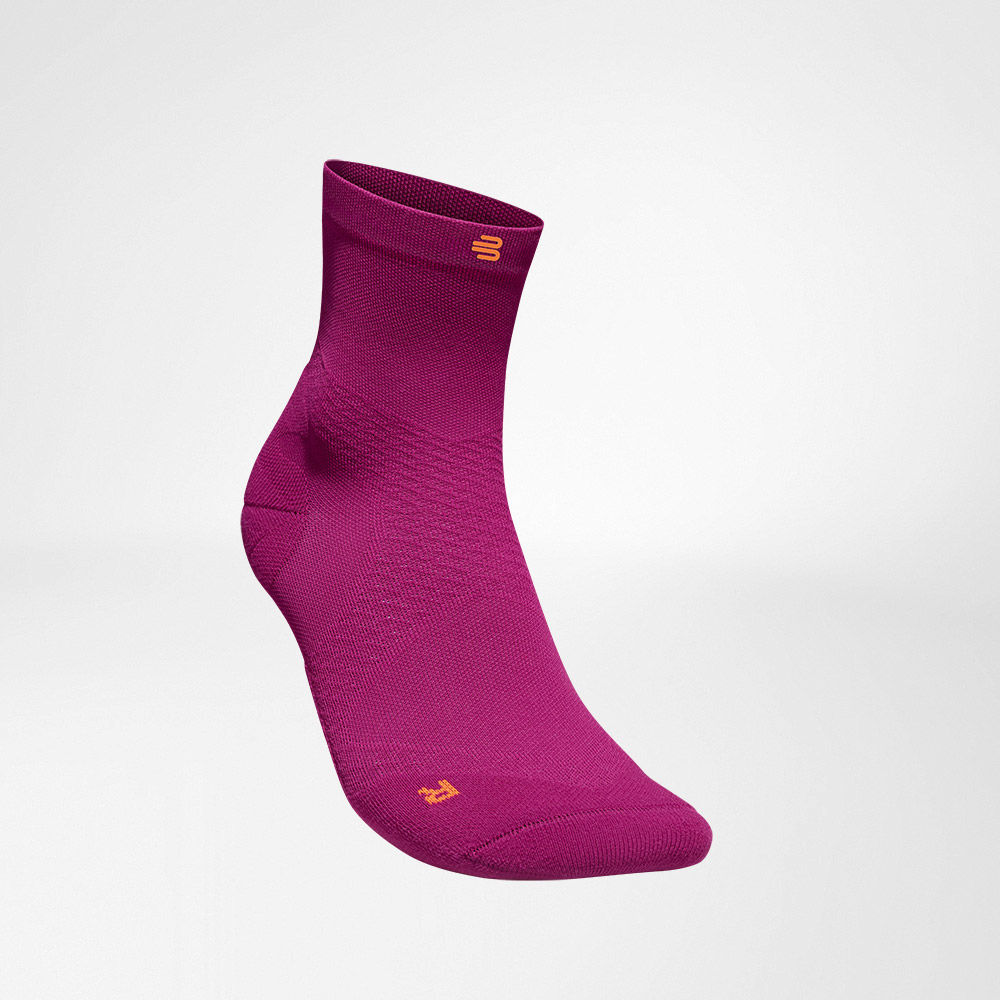Mittellange Sportsocken ultraleicht berry Vorderansicht schräg Seitliche Vorderansicht der pinken mittellangluftig gestrickten Laufsocken