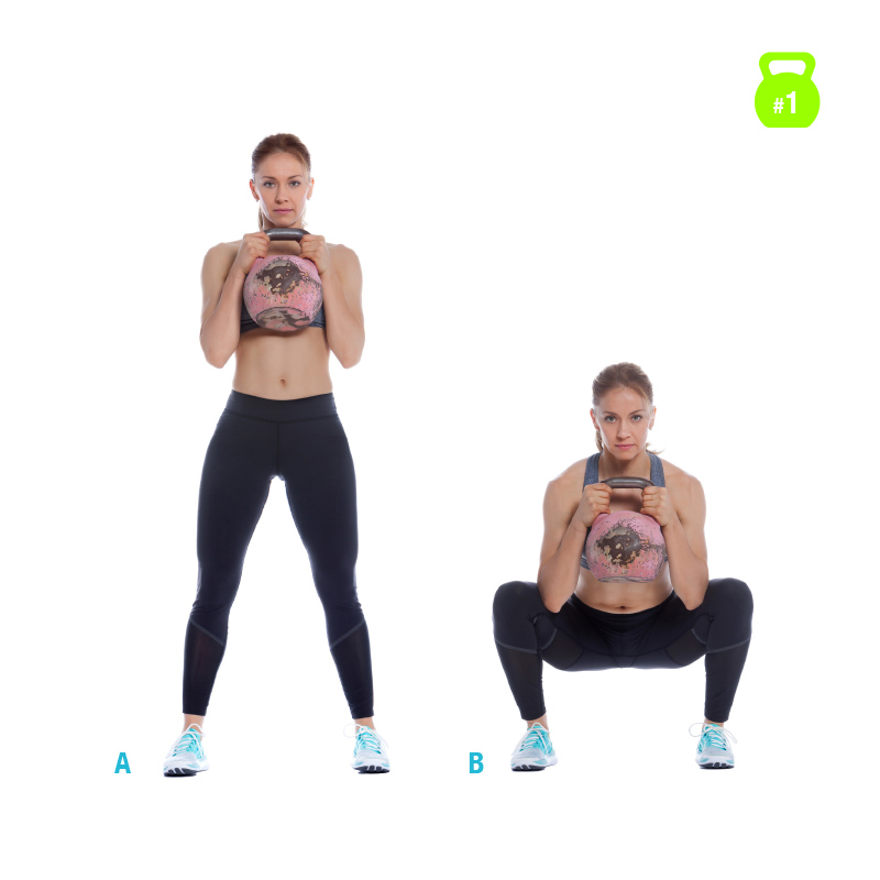 Goblet Squat mit der Kettlebell Frau macht einen Goblet Squat mit der Kettlebell