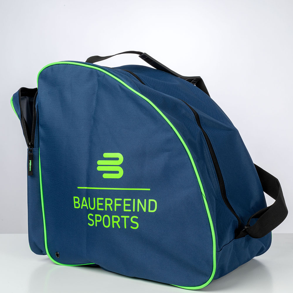 Bauerfeind Sports Skischuhtasche Studioaufnahme Eine blaue Skischuhtasche von Bauerfeind Sports in einer Studioaufnahme auf weißem Hintergrund. Die Tasche hat einen schwarzen Reißverschluss und eine grüne Umrandung entlang der Kanten.
