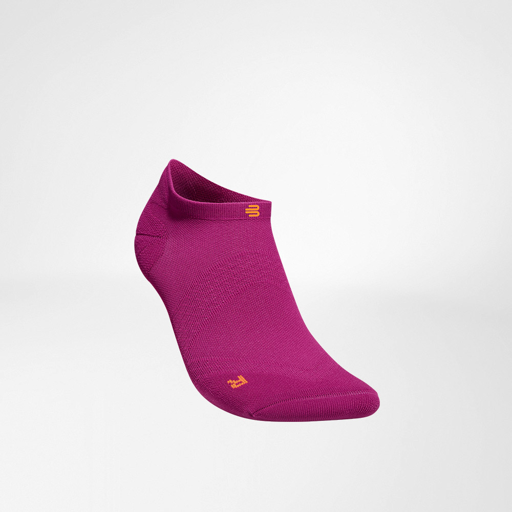 Kurze Sportsocken ultraleicht berry Vorderansicht schräg Seitliche Vorderansicht der berryfarbenen kurzen leichten Laufsocke