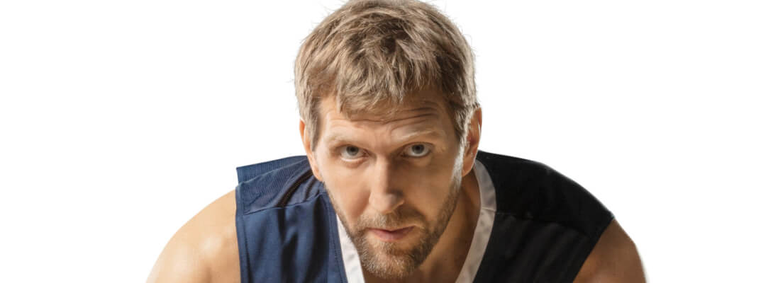 Dirk Nowitzki beim Basketball mit Bauerfeind Bildausschnitt von Dirk Nowitzki in einem blauen Trikot der in die Kamera schaut