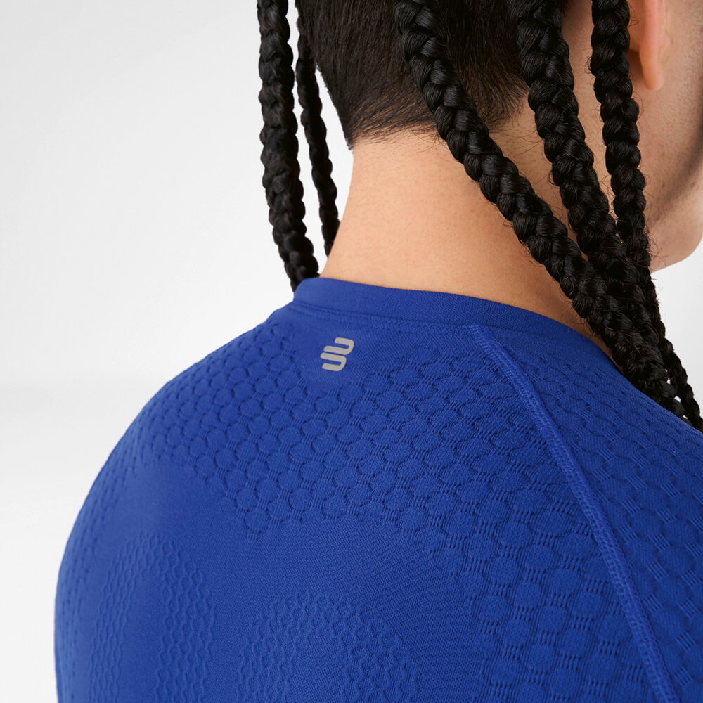 Rückansicht eines blauen Kompressions-Langarmshirts mit Flechtfrisur